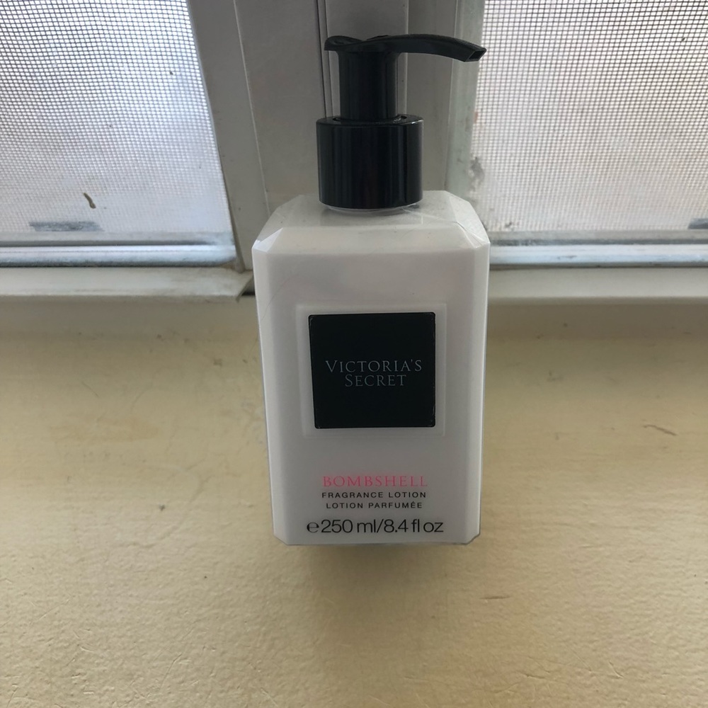 VS Bombshell lotion